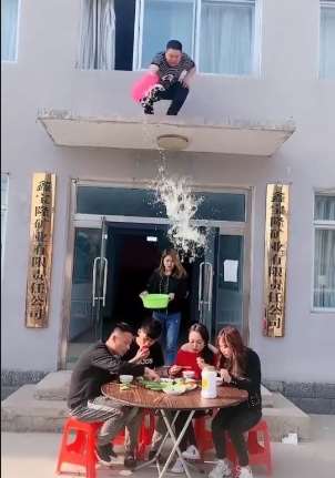 搞笑：这水不是我泼的！楼上的大哥果然有才！
