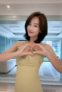 演员蓝盈莹女人味穿搭居家跳手势舞，网友：喜欢你的阳光