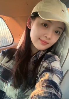 清纯小姐姐「沈歆一」分享车内随拍 网友:我本无意惹惊鸿,奈何惊鸿入我心。