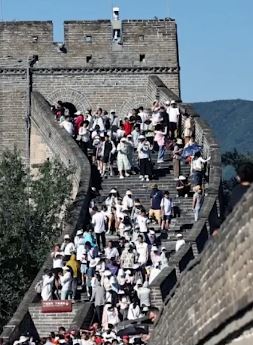 游客八达岭长城刻名字被拘留罚款