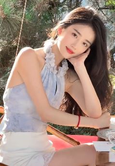 网红小姐姐「潘敏」穿露背美裙享受户外美好生活  网友:精致生活