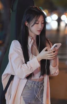 成都网红小姐姐「amazing甜甜」街拍,配文:可不可以回到学生时代!