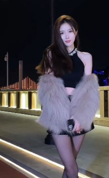 小姐姐「你幂耶」分享苦咖啡氛围感穿搭,御姐天花板也就这样了吧