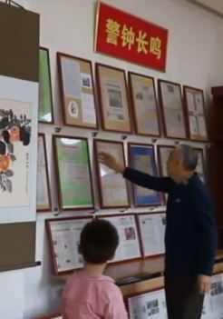 大爷迷上报纸收藏 40年收藏15万份最早至清朝