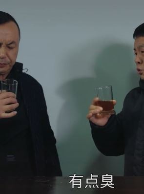 陈翔六点半:毛台和猪小明拿"蛇"泡酒喝,然而酒的味道有些特别!