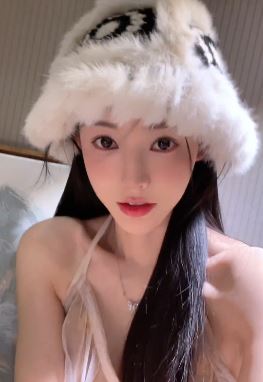 漂亮小姐姐「小苏菲Yomi」居家秀精致妆容 网友:如花似玉人间少有