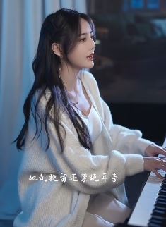 抖音音乐人「菲利丝」钢琴弹唱《在他乡》,心安之处就是家,人静的雨夜想起了她!