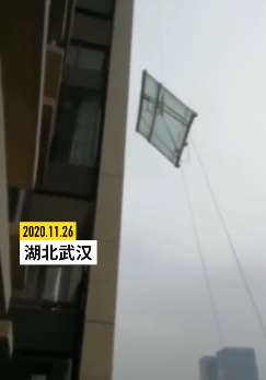 真吓人！武汉一小区高空吊装玻璃脱落坠下！