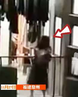 高校女生失恋后从4楼宿舍高空抛物