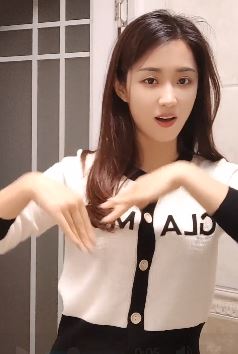 三妮阿姨的表演时刻来了 长得漂亮就算了还这么有才!