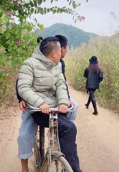 有些人走着走着就不见了！男子骑车看美女太入神结局太搞笑