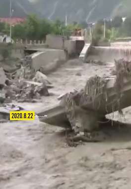 强降雨突袭甘肃舟曲县 房屋被淹逾万村民转移