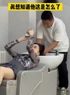 理发店小伙帮小姐姐洗头发 洗着洗着发现自己流鼻血了