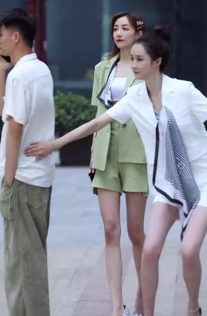 调戏帅哥：美女陪闺蜜逛街不料被闺蜜捉弄