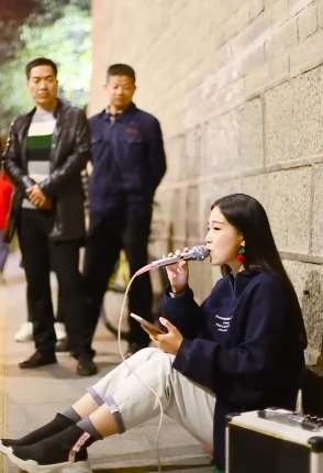 街头美女歌手演唱《我的梦》,唱的不输张靓颖!