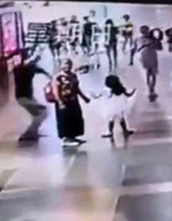 西安一男子当街持刀伤人，太吓人了！