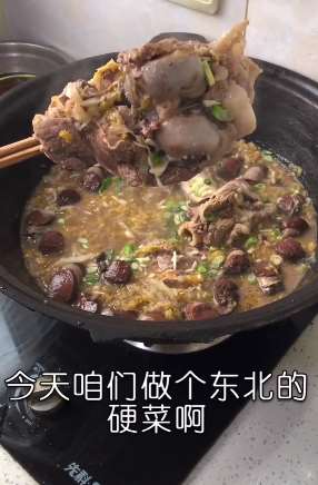 大骨头炖酸菜血肠的做法  这道东北硬菜你会做吗？