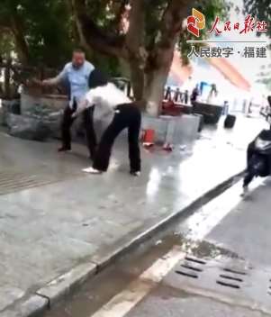广西一女子法院门口遭丈夫殴打