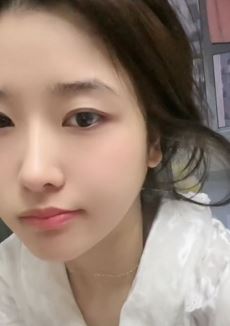 小姐姐「二飘」素颜床上玩自拍，这颜值属实抗打！