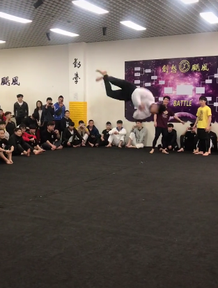 这小伙子翻腾这么多圈，怎么也不晕呢！这才叫真本事！