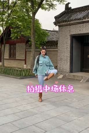 关晓彤踢毽子吃播视频