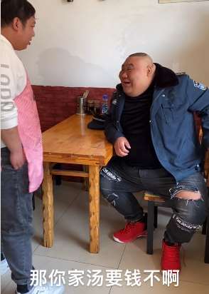 搞笑保安蹭饭，面汤不要钱就使劲喝！