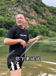 张同学抖音新更:连年有鱼!本期视频张同学介绍新房改造情况及捕鱼、炖鱼的过程!