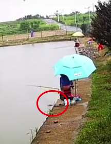 男子钓鱼不慎手机掉河里 下水捞时突发意外