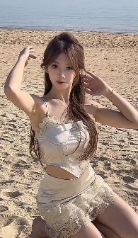 小姐姐「茗宝儿很乖」性感穿搭沙滩浅跳  网友:脚都晒黑了