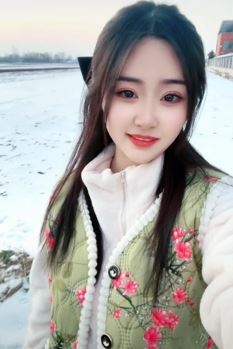 好看小姐姐「禾然」喜庆穿搭迎元宵节 配文:记得吃汤圆