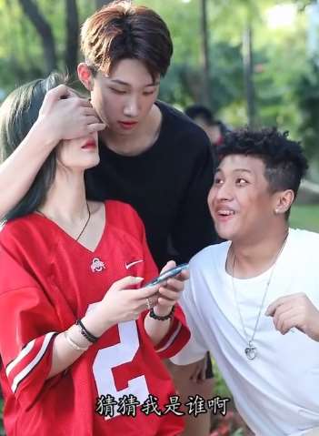 帅哥被兄弟女朋友亲了一口，是尴尬还是幸福呢？