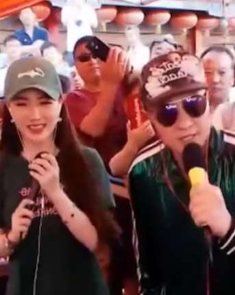 赵四与美女街头对唱情歌《花桥流水》，没想到四哥这唱功也十分了得！