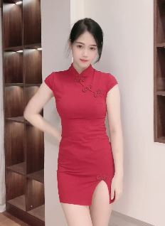 漂亮小姐姐「晴晴」穿红色系开叉裙浅跳,网友:比新闻好看!