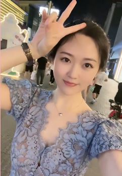 沈阳小姐姐「许小姐」街头玩自拍 网友:甜到心里去了!