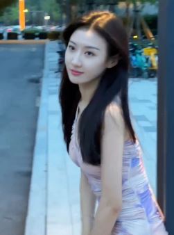 青春靓丽小姐姐「小晗同学」穿露背美裙分享街头随拍