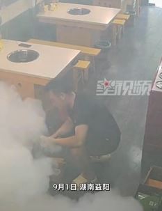 湖南益阳一老板店内放杀虫烟剂 好心人以为起火报警