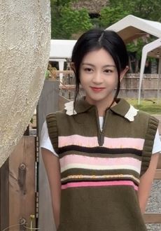 演员郜思雯分享甜美穿搭分享景区随拍，配文：一起来park walk！