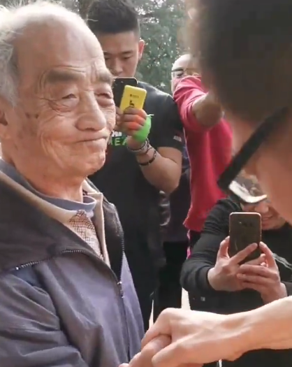 不服不行,20岁肌肉男竟然败给90岁干瘦老爷爷!