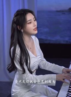 气质小姐姐「菲利丝」钢琴弹唱《当你孤单你会想起谁》,你有没有被这首歌感动过呢?