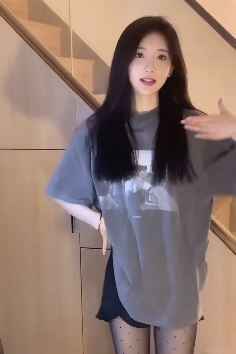 长相甜美的「鲸鱼蓝」小姐姐穿黑丝跳舞,你有没有沦陷呢?