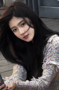 漂亮小姐姐「谷粒不是鼓励」分享街头随拍,回头一笑美炸了!