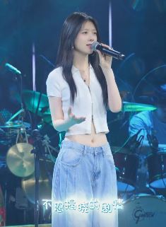 甜美小姐姐「龙千里」翻唱杨丞林歌曲《雨爱》,真是越看越好听!