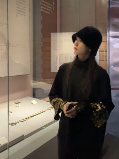 演员刘楚玄一身黑色系休闲穿搭参观辽代历史文化博物馆
