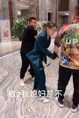 搞笑段子：哥们儿两私下串通拿自己老婆解气