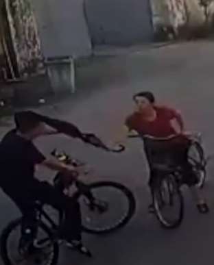 因骑车相撞 大妈打人反被打