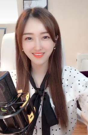 一首《黎明前的黑暗》，听听美女主播唱的怎么样！