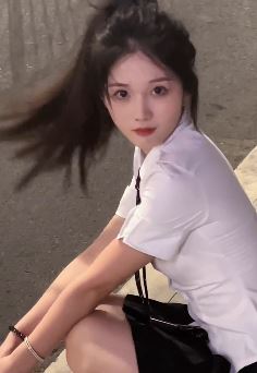 杭州小姐姐「小yelo」扎高马尾洋溢青春的味道 网友:@好方:侧脸有点像阿sa!