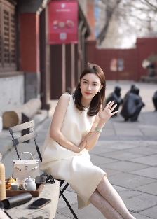 小姐姐「TEs」户外秀初春气质搭配 网友:抖音上最漂亮的,没有之一