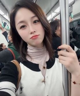 西安小姐姐「早点下班」分享地铁车厢随拍 网友：哇塞的公主