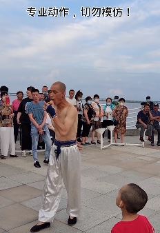 绝技阿宝秀民间绝技:鸡蛋整个吞下去,还能再吐出来!